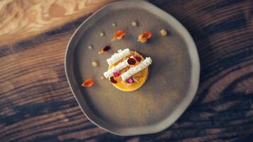 تقديم الإفطار، الأطباق المحلية، إطلالات على حمام السباحة