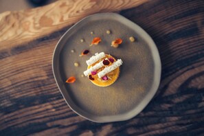 Se sirven desayunos, comidas y cocina local con vista a la alberca