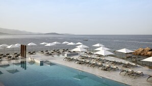 An infinity pool with lounge chairs and umbrellas overlooking the sea. - Sofitel Golfe Ajaccio Thalassa Sea & Spa (Grosseto-Prugna)