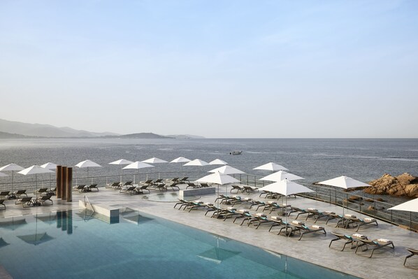 Piscine extérieure, parasols de plage, chaises longues