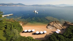 A beach with clear water, boats, and umbrellas. - Sofitel Golfe Ajaccio Thalassa Sea & Spa (Grosseto-Prugna)