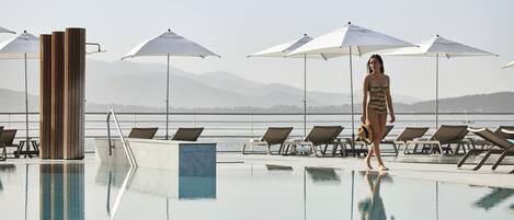 야외 수영장, 09:00 ~ 20:00 오픈, 수영장 파라솔, 일광욕 의자