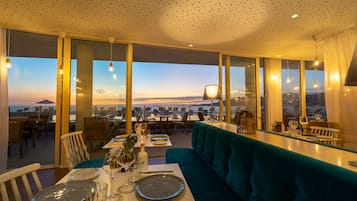 Se sirven desayunos, comidas y cocina local con vista a la alberca