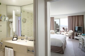 Chambre Deluxe vue mer, Solarium privé, 1 lit King | Premium bedding, down duvets, minibar, in-room safe - Sofitel Golfe Ajaccio Thalassa Sea & Spa (Grosseto-Prugna)