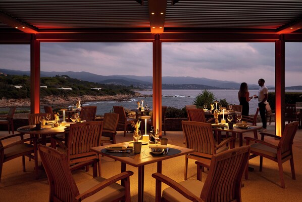 Frühstück, Mittagessen, Abendessen, lokale Küche, Blick auf den Pool 