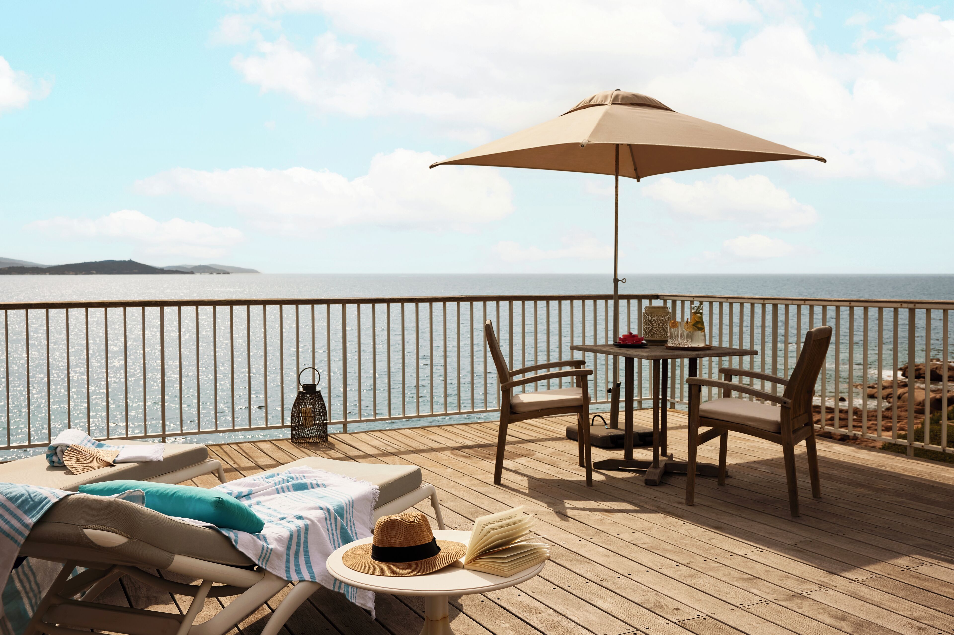 Habitación de lujo, 1 cama King size, vista al mar | Ropa de cama de alta calidad, edredón y minibar 