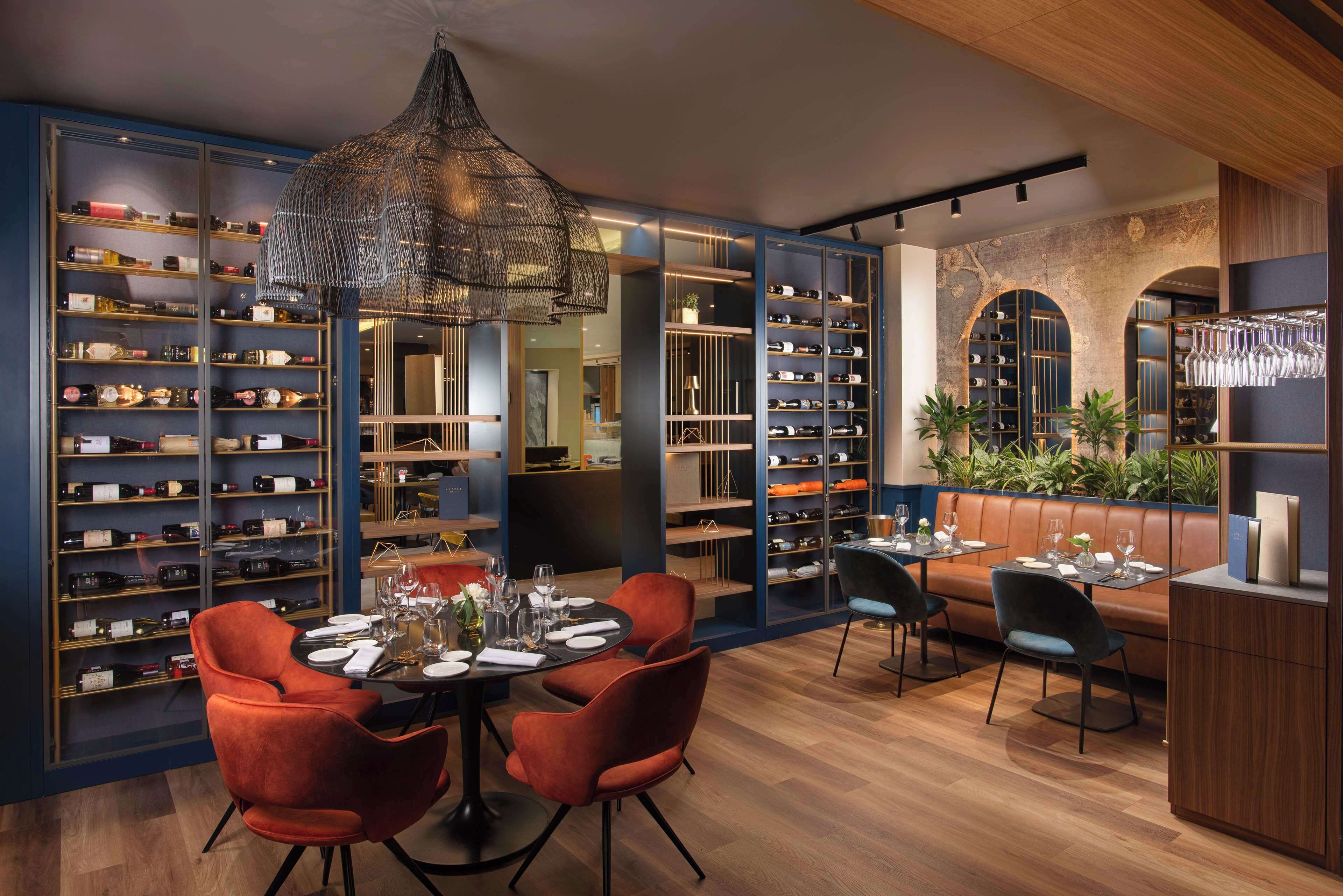 S'hi serveixen dinars, sopars i plats de cuina local 