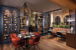 Melayani makan siang dan makan malam dengan sajian masakan lokal