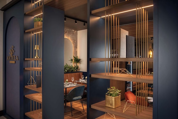 Déjeuner et dîner servis sur place, spécialités Cuisine locale