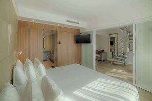 Minibar, in-room safe, individually decorated, individually furnished - NH Collection Roma Centro (Rome)