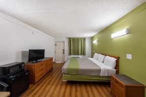 Desk, blackout curtains, free WiFi, bed sheets - Motel 6 Knoxville, TN (Knoxville)