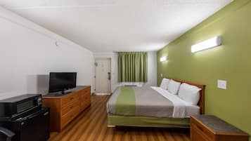 Työpöytä, pimennysverhot, ilmainen Wi-Fi, vuodevaatteet