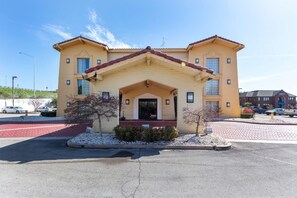 Property entrance - Motel 6 Knoxville, TN (Knoxville)