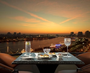 9 restaurants, breakfast, lunch, dinner served; Chinese cuisine