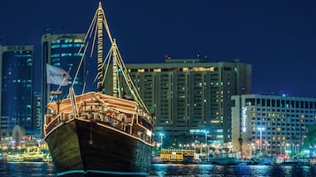 9 间餐厅，供应早餐、午餐和晚餐，中国菜