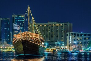 9 restaurants, breakfast, lunch, dinner served; Chinese cuisine - Radisson Blu Hotel, Dubai Deira Creek (Dubai)