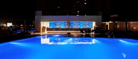 Piscine extérieure, cabanons gratuits, parasols de plage