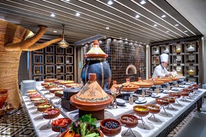 9 間餐廳,供應早餐、午餐和晚餐,中式料理