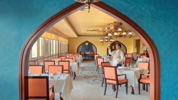 9 restaurants; breakfast, lunch and dinner served