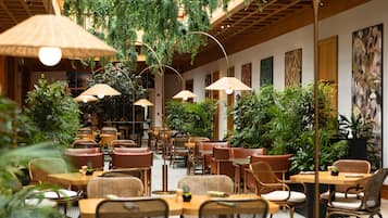 9 restaurants, breakfast, lunch, dinner served; Chinese cuisine