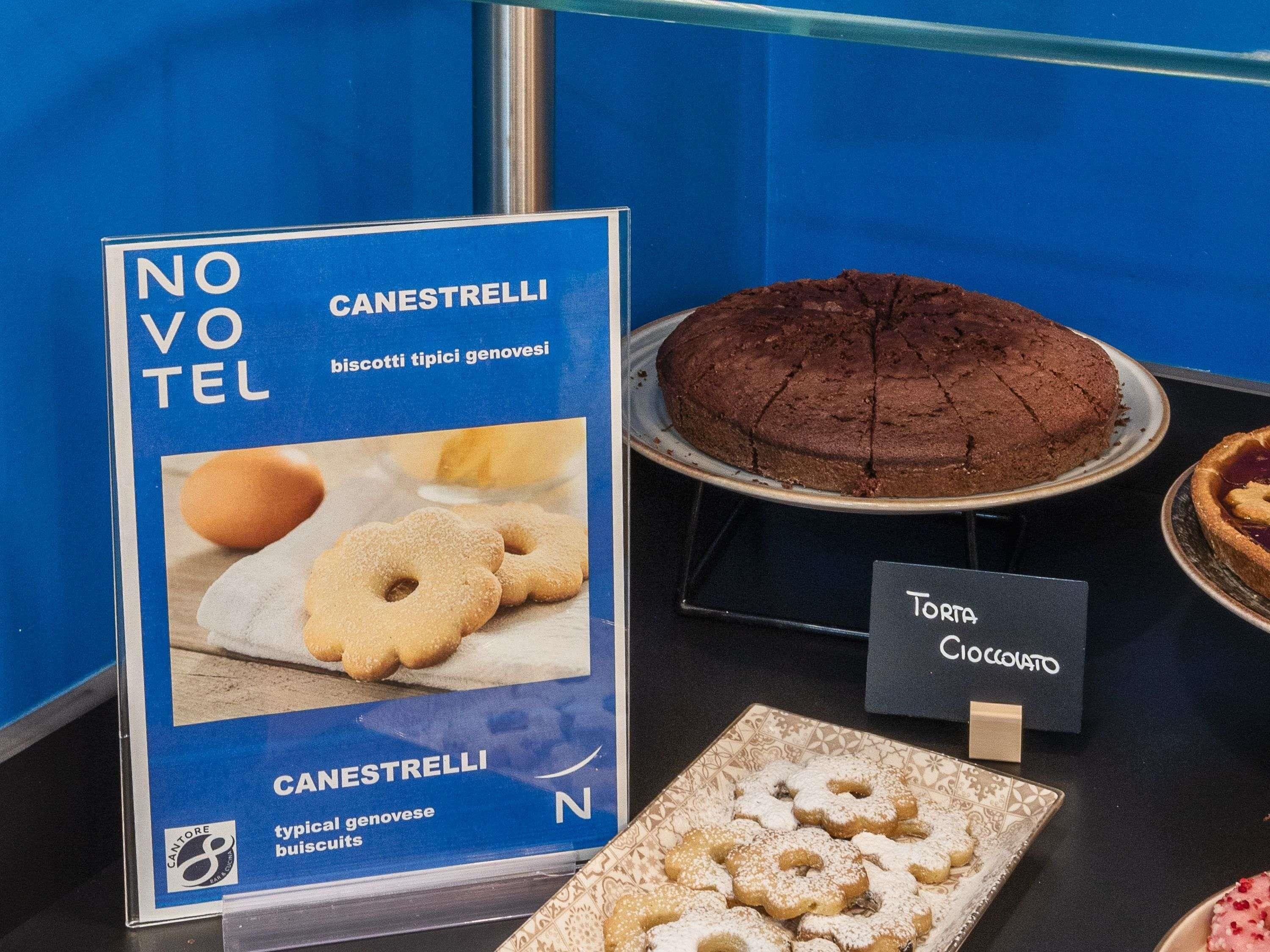 Una bandeja de galletas canestrelli y un pastel de chocolate.