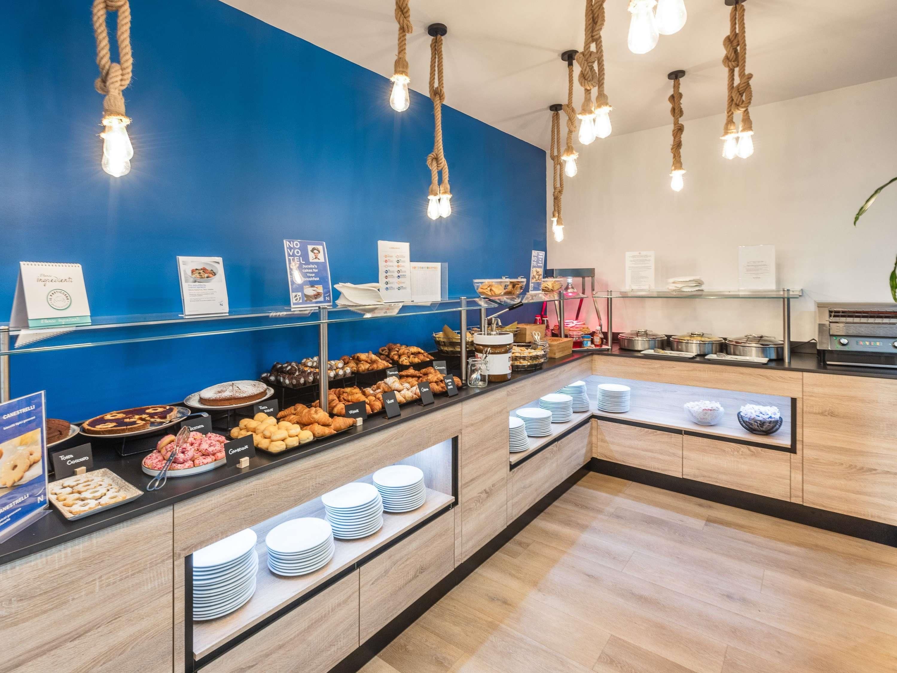 Un área de bufé con distintos alimentos y una estación de café.