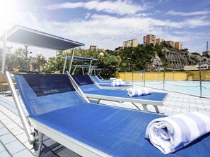 Seasonal outdoor pool, open noon to 8:00 PM, pool umbrellas - Novotel Genova City (Genoa)