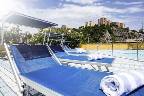 Piscine extérieure (ouverte en saison), parasols de plage