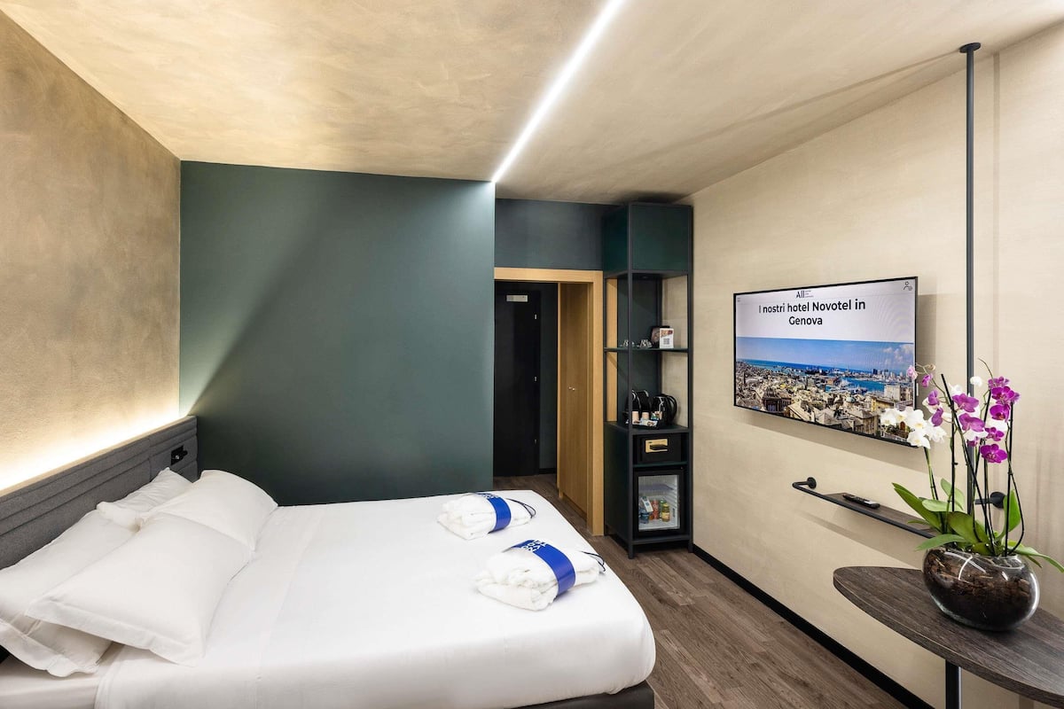 Roba de llit hipoal·lergògena, minibar i caixa forta a l'habitació