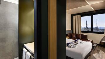 Hypo-allergenic bedding, minibar, in-room safe, blackout drapes
