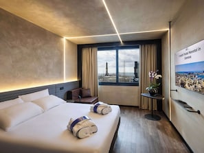 Hypo-allergenic bedding, minibar, in-room safe, blackout curtains