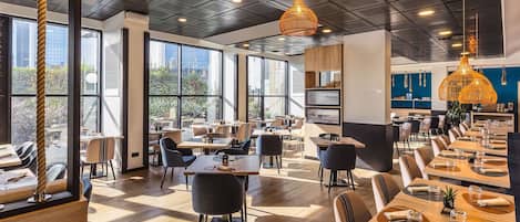 Petit déjeuner, déjeuner et dîner servis sur place