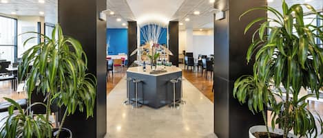 Serveert ontbijt, lunch, diner, Mediterrane gerechten