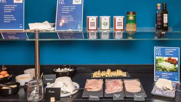 Een buffet met diverse gerechten en toevoegingen.