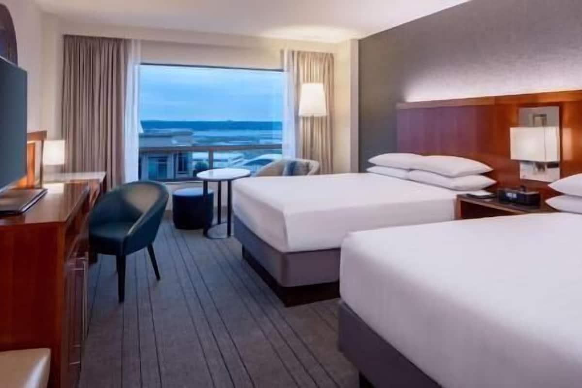 Pillowtop beds, in-room safe, desk, laptop workspace
