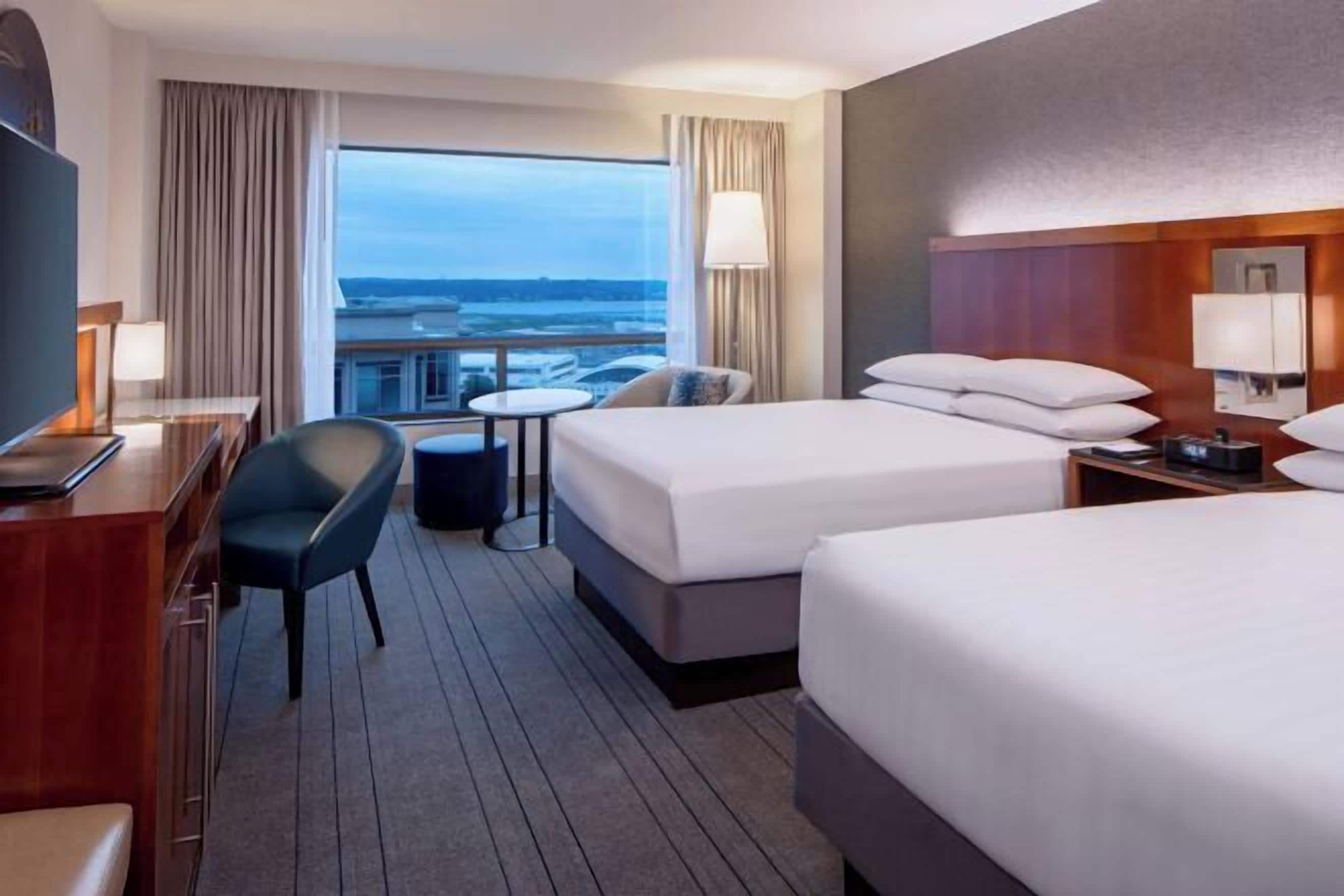 Colchones con pillow-top y caja de seguridad en la habitación 