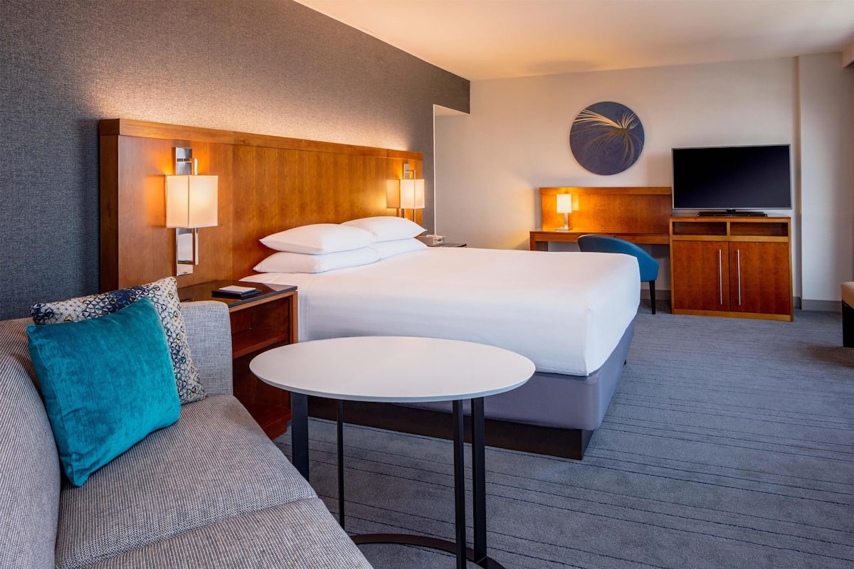 Room, 1 King Bed, Corner | Pillowtop beds, in-room safe, desk, laptop workspace