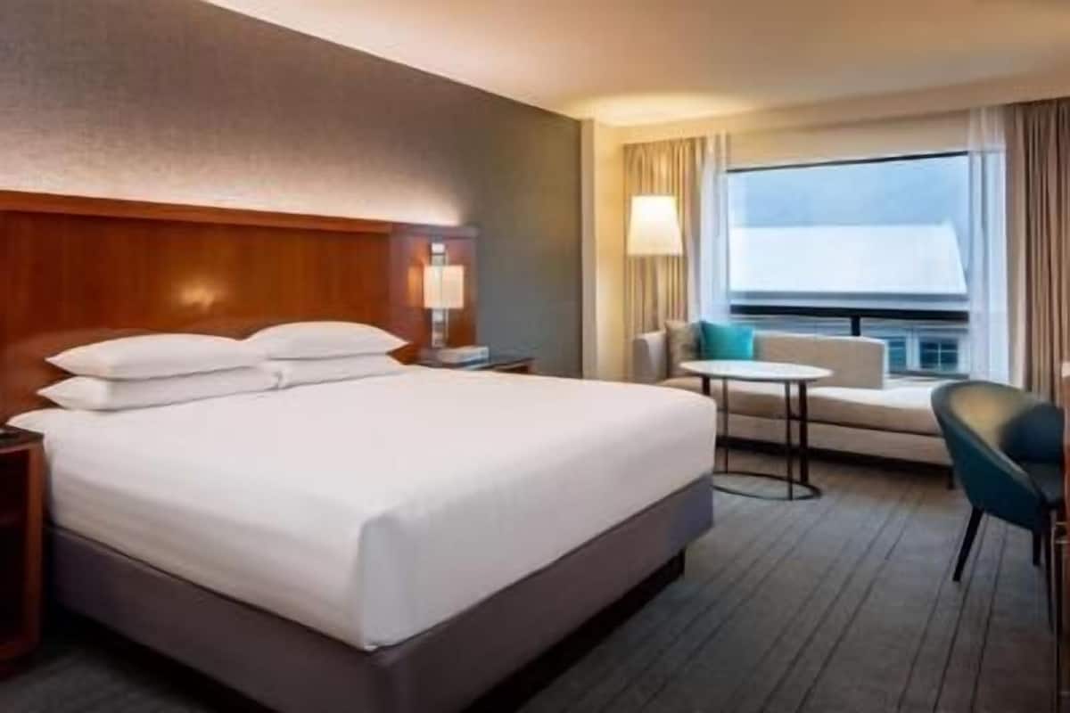 Pillowtop beds, in-room safe, desk, laptop workspace