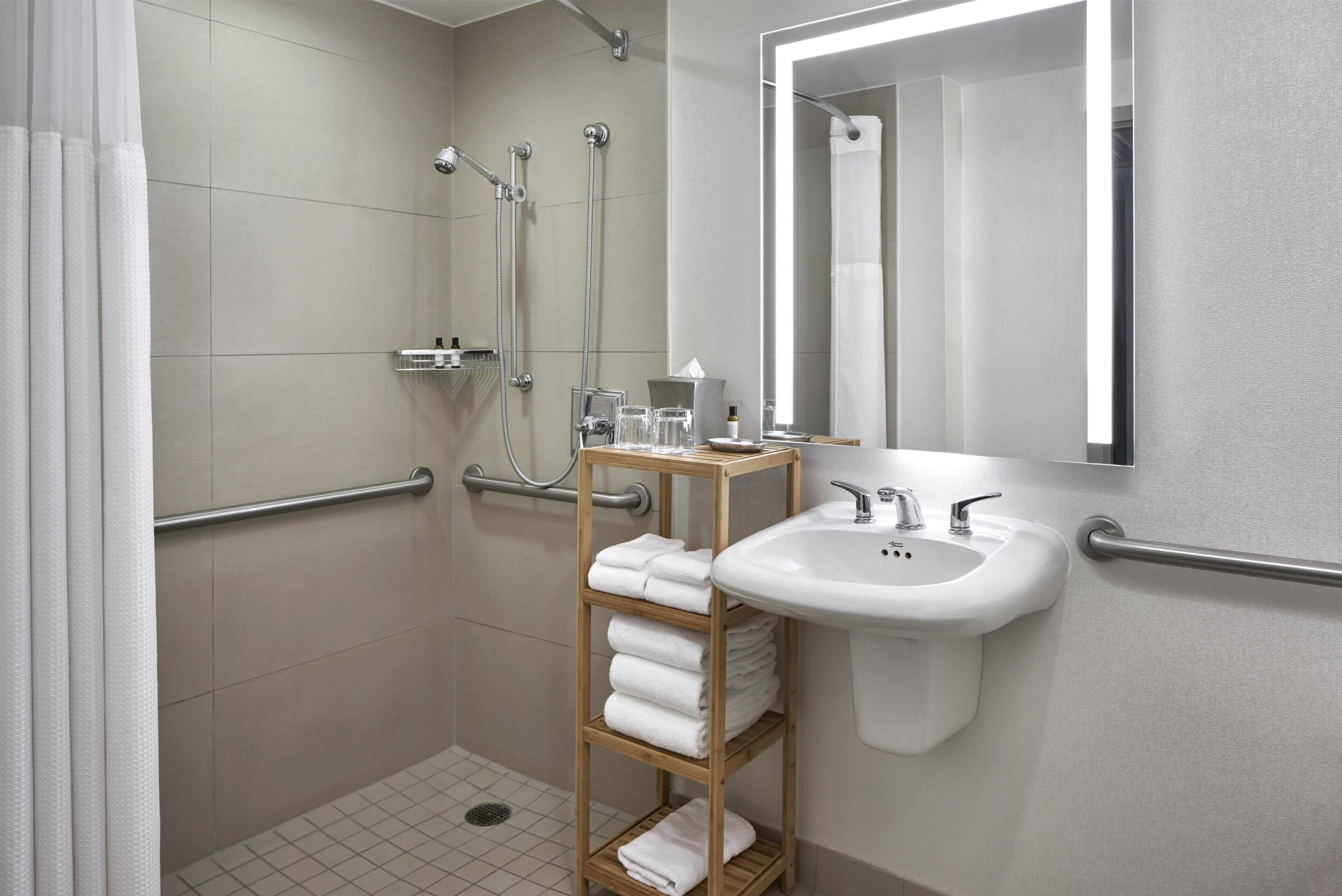 Regendusche, Designer-Toilettenartikel, Haartrockner, Handtücher
