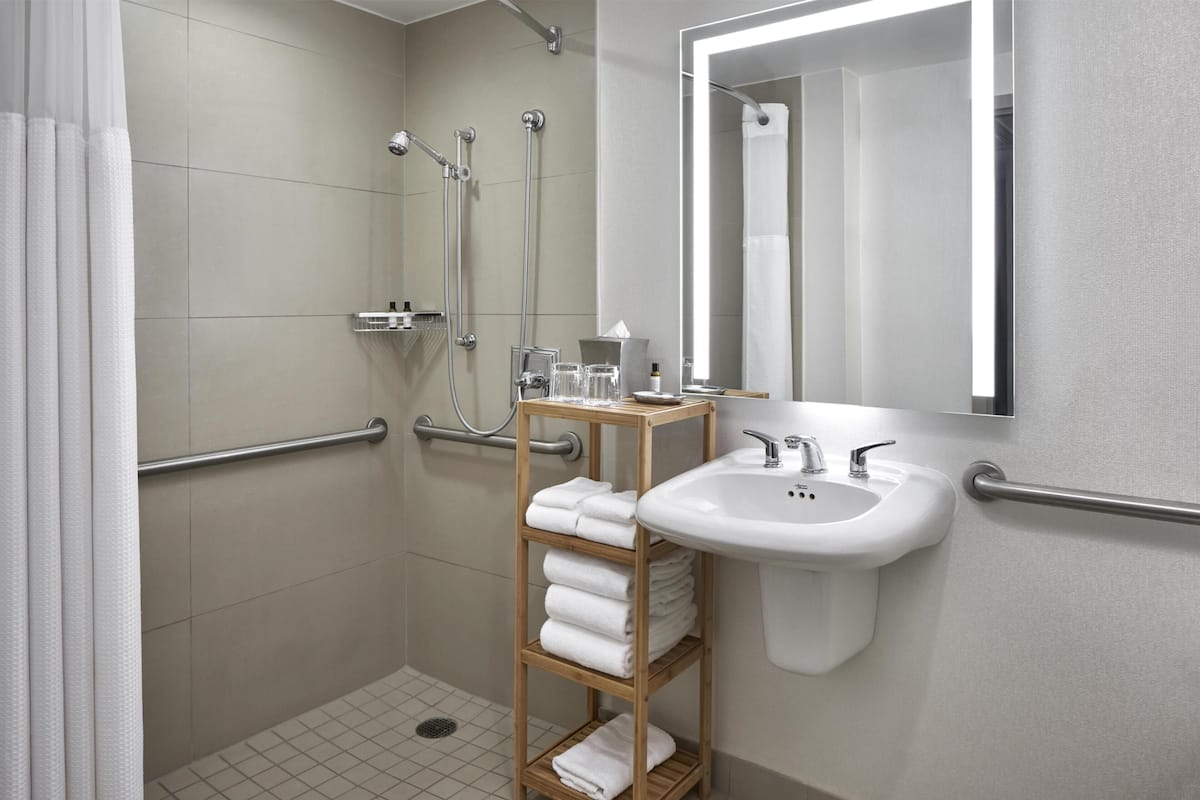 Regadera tipo lluvia y amenidades de baño de diseñador