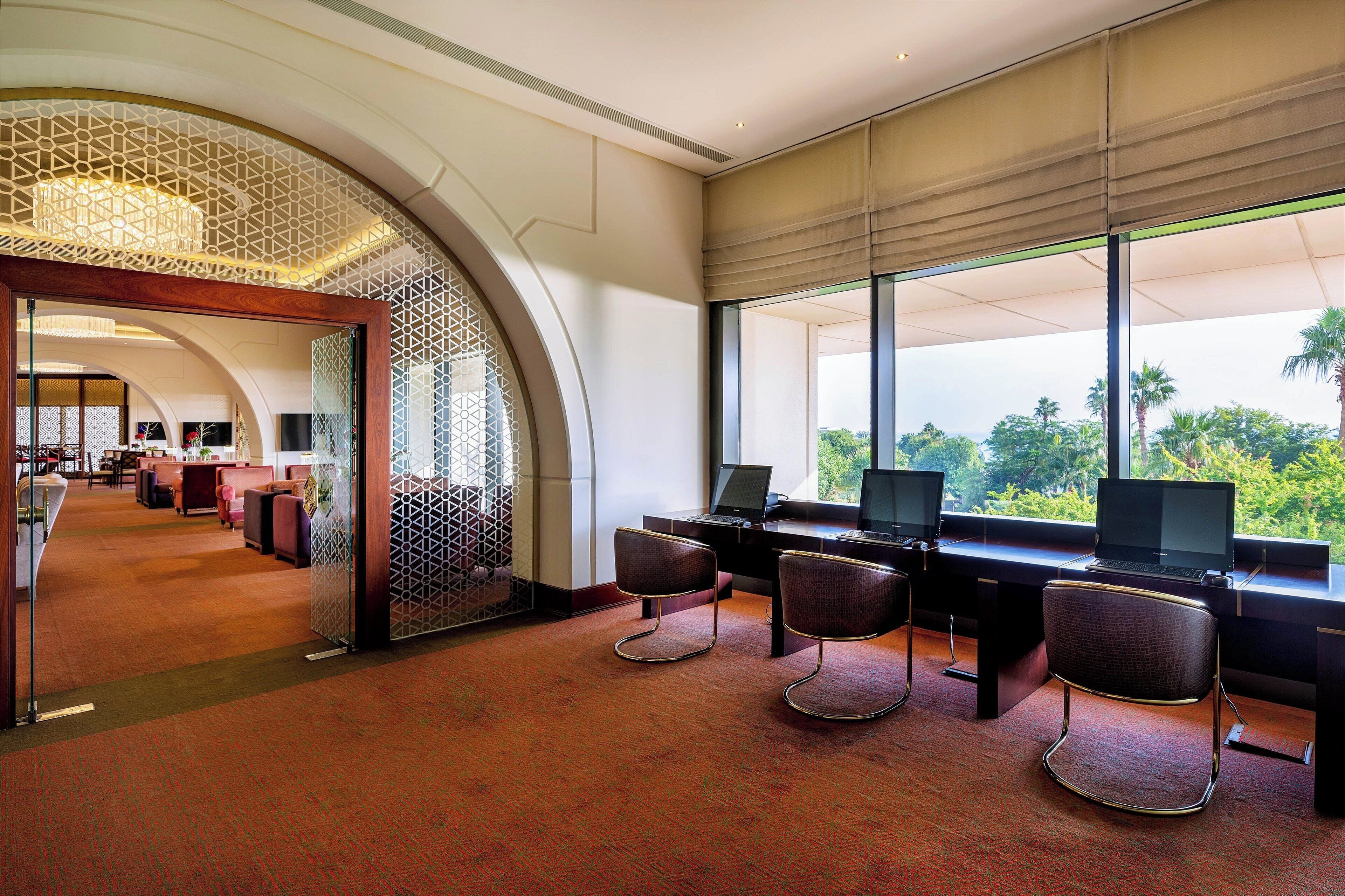 serves dinner and happy hour