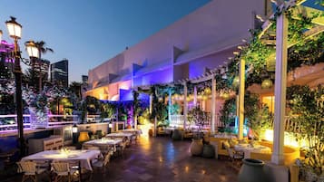 6 restaurants; breakfast, lunch, and dinner served