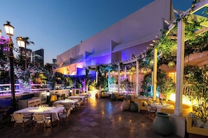 6 restaurants, breakfast, lunch, dinner served; international cuisine