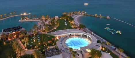 Literie de qualité, couette en duvet, lit avec matelas à plateau-coussin