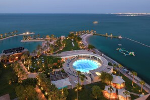 Premium bedding, down duvets, pillow-top beds, minibar - Sheraton Grand Doha Resort & Convention Hotel (Doha)