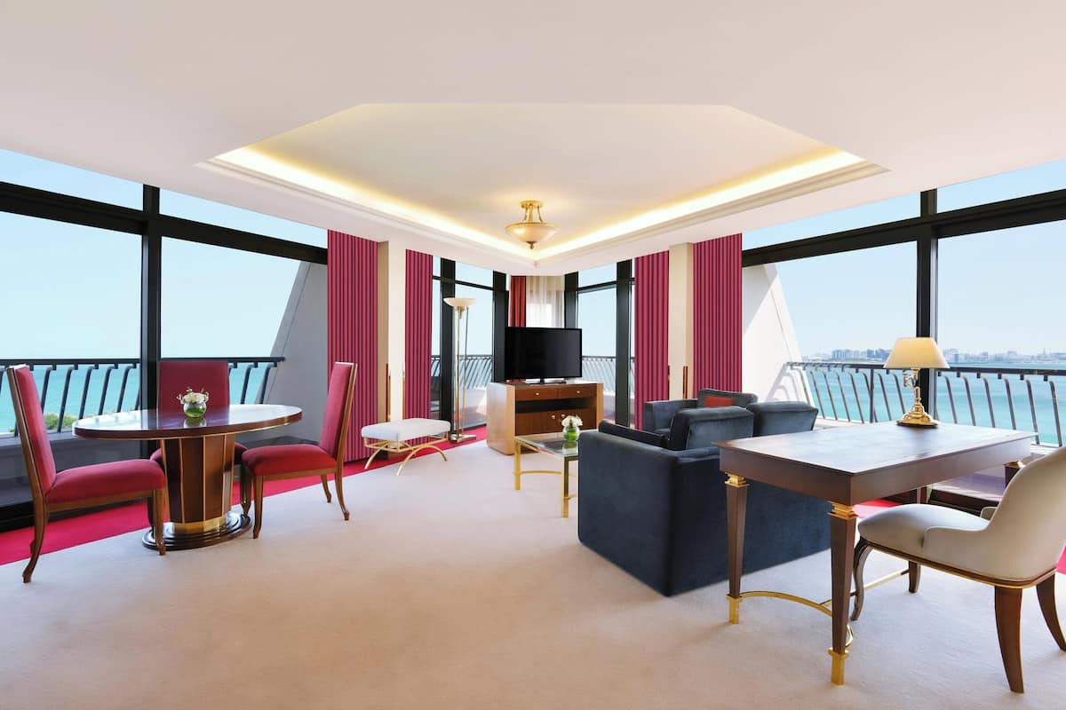 Executive Suite, 2 Bedrooms, Sea View (Corner, Balcony) | Living area