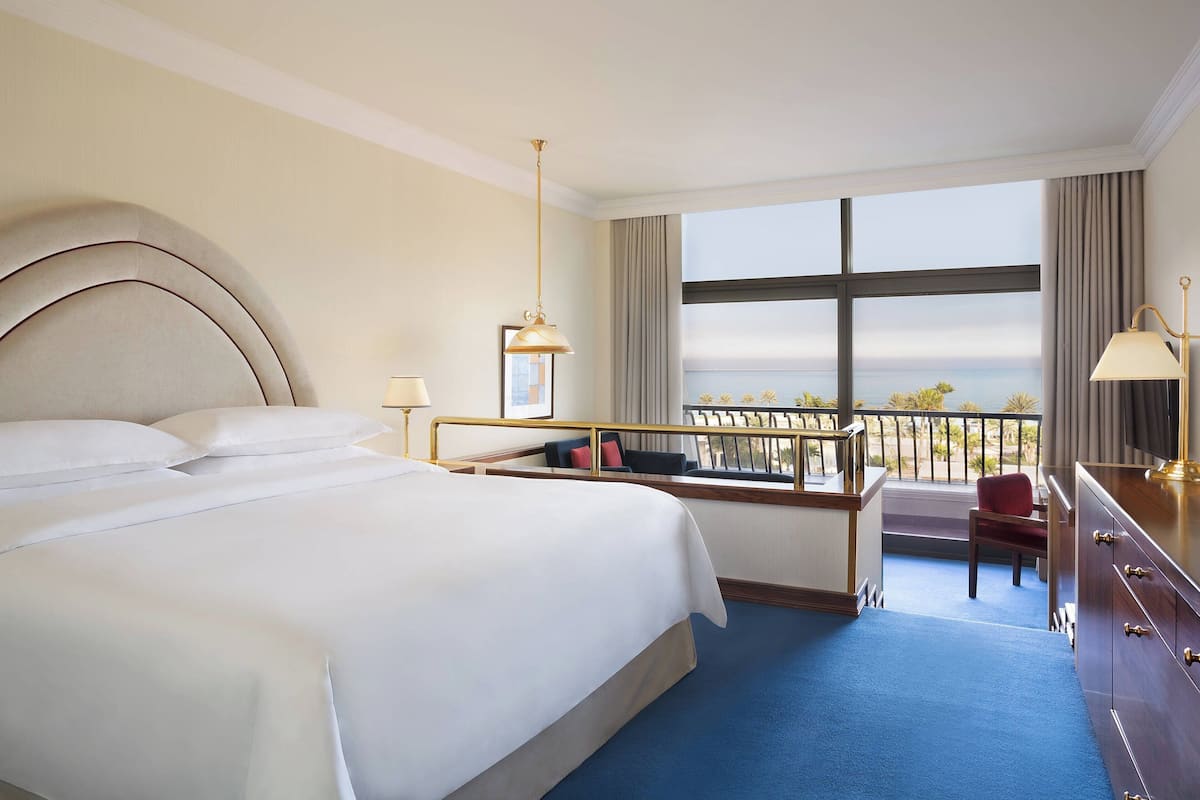 Club Room, 1 King Bed, Smoking