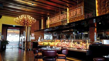 6 restaurants; breakfast, lunch, and dinner served