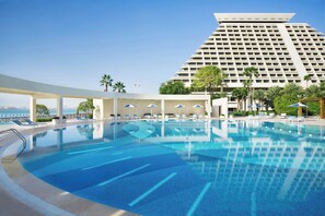2 outdoor pools, pool umbrellas, sun loungers - Sheraton Grand Doha Resort & Convention Hotel (Doha)