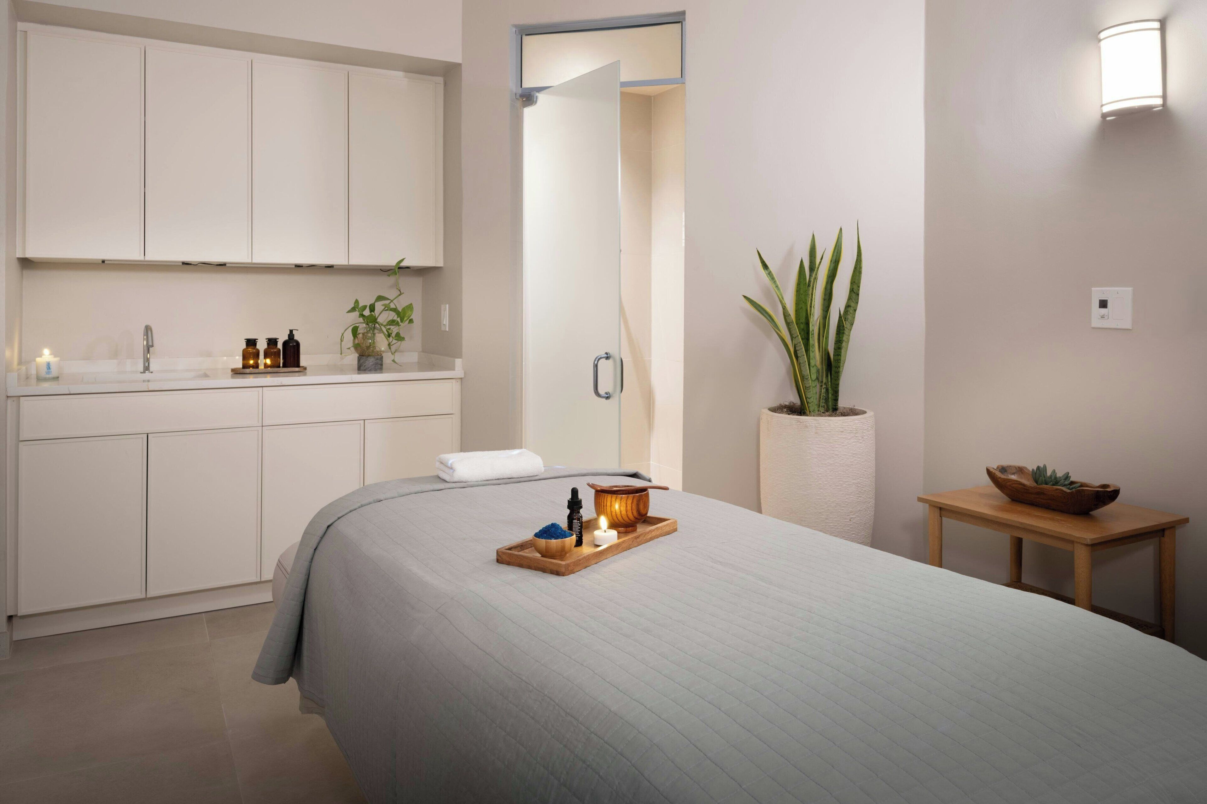 雙人療程室、三溫暖烤箱、浴缸、蒸氣室、美體療程、芳療